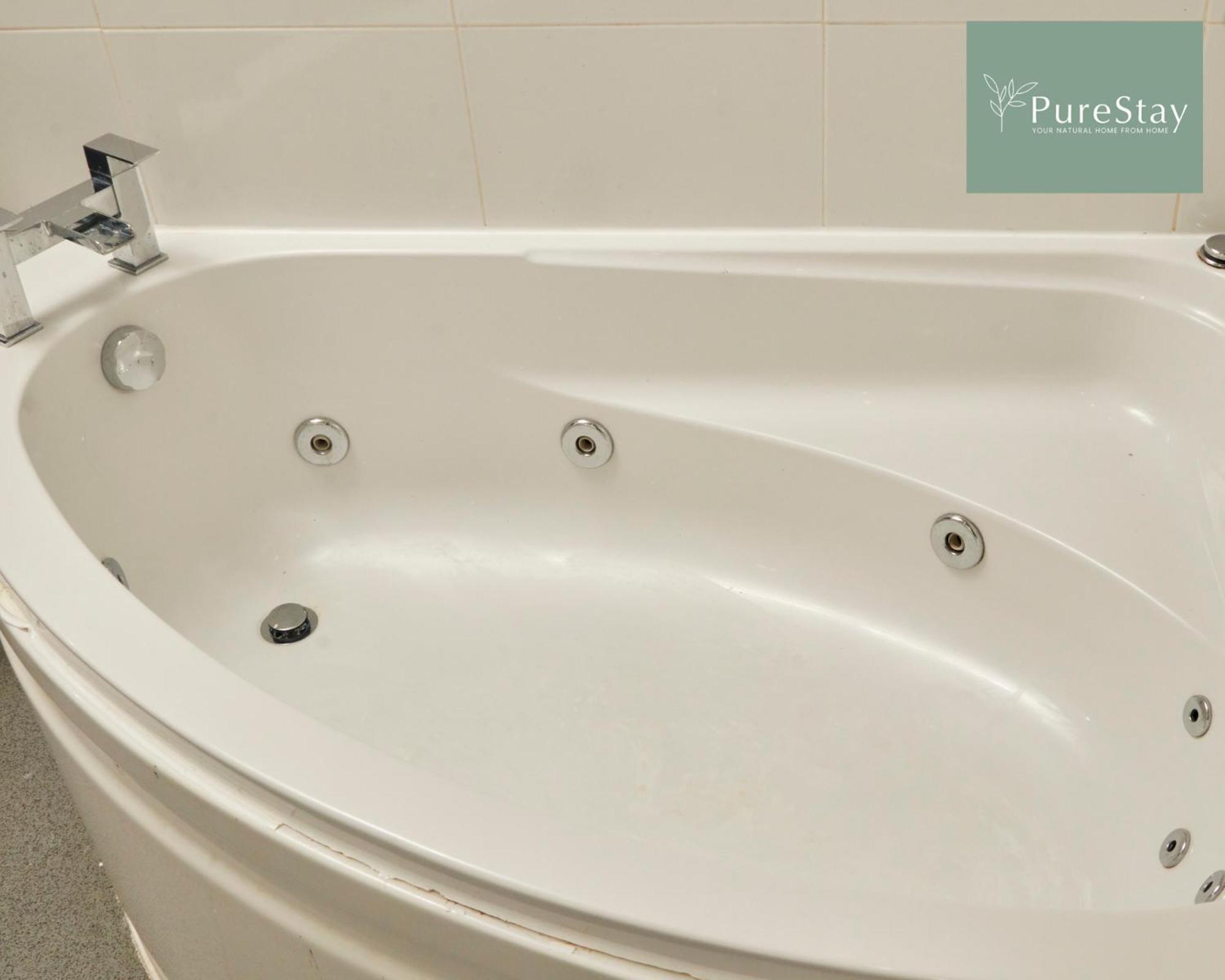 Three Bedroom House By Purestay Short Lets & Serviced With Free Parking Holiday home
