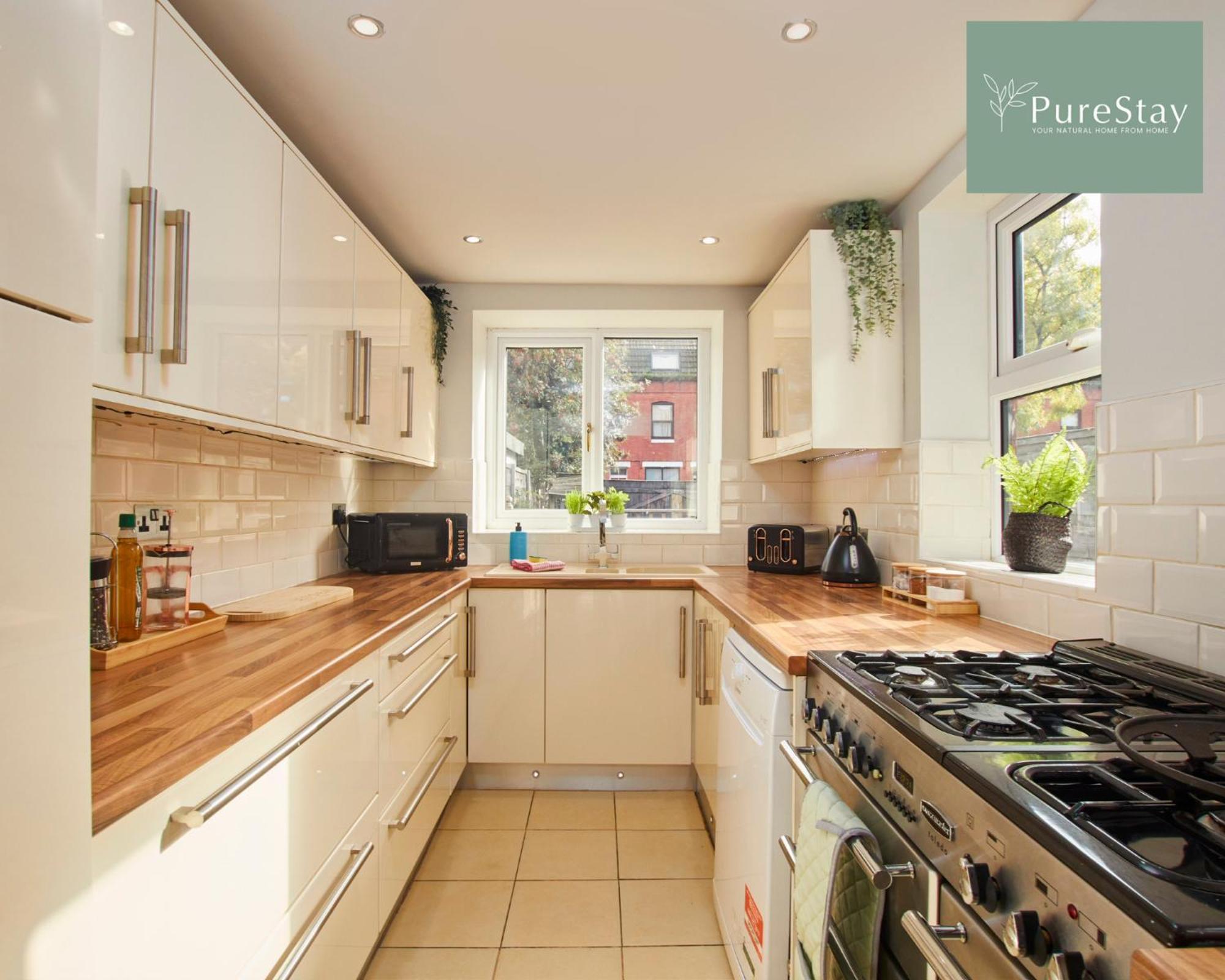 Holiday home Three Bedroom House By Purestay Short Lets & Serviced With Free Parking *