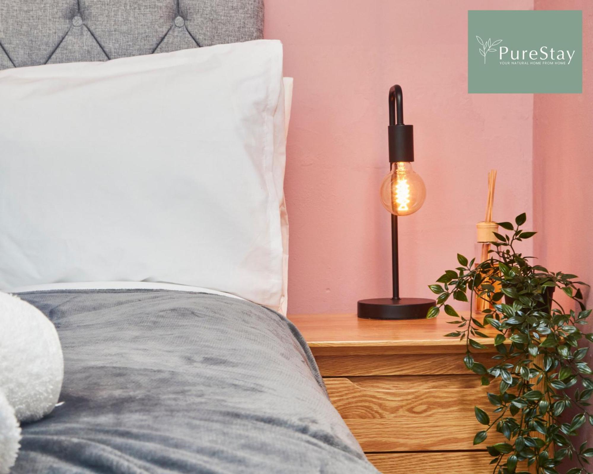 Three Bedroom House By Purestay Short Lets & Serviced With Free Parking *