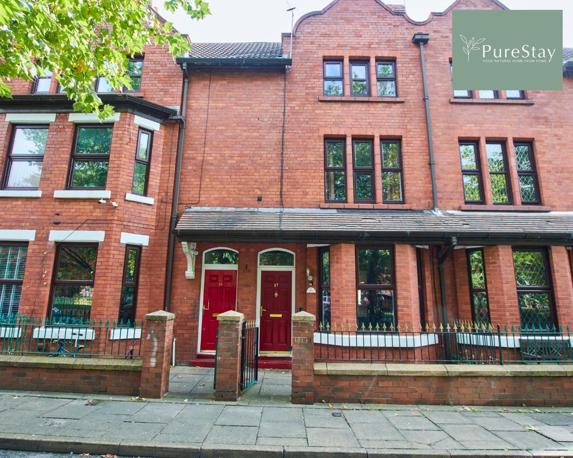 Three Bedroom House By Purestay Short Lets & Serviced With Free Parking Holiday home
