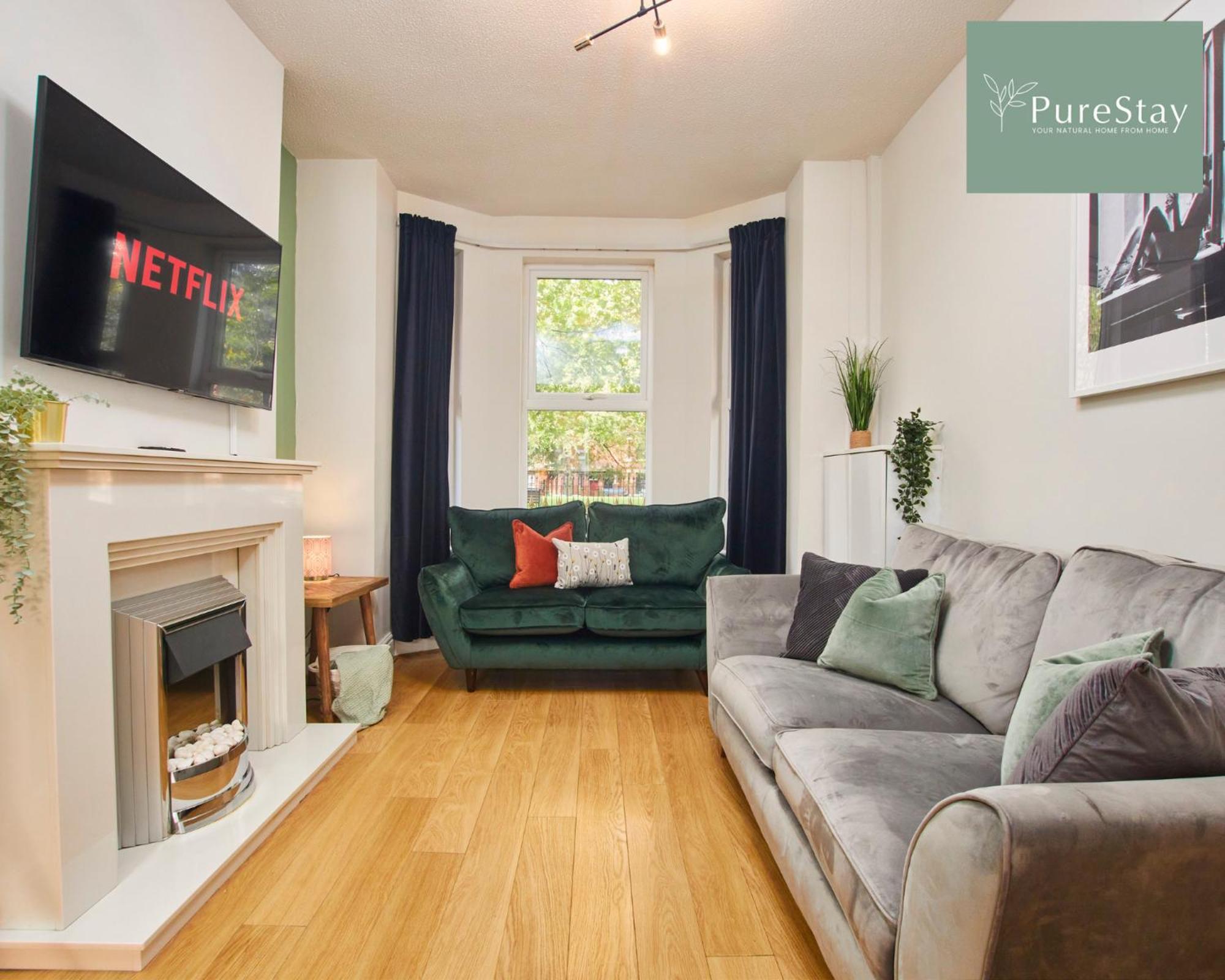 Three Bedroom House By Purestay Short Lets & Serviced With Free Parking Holiday home *