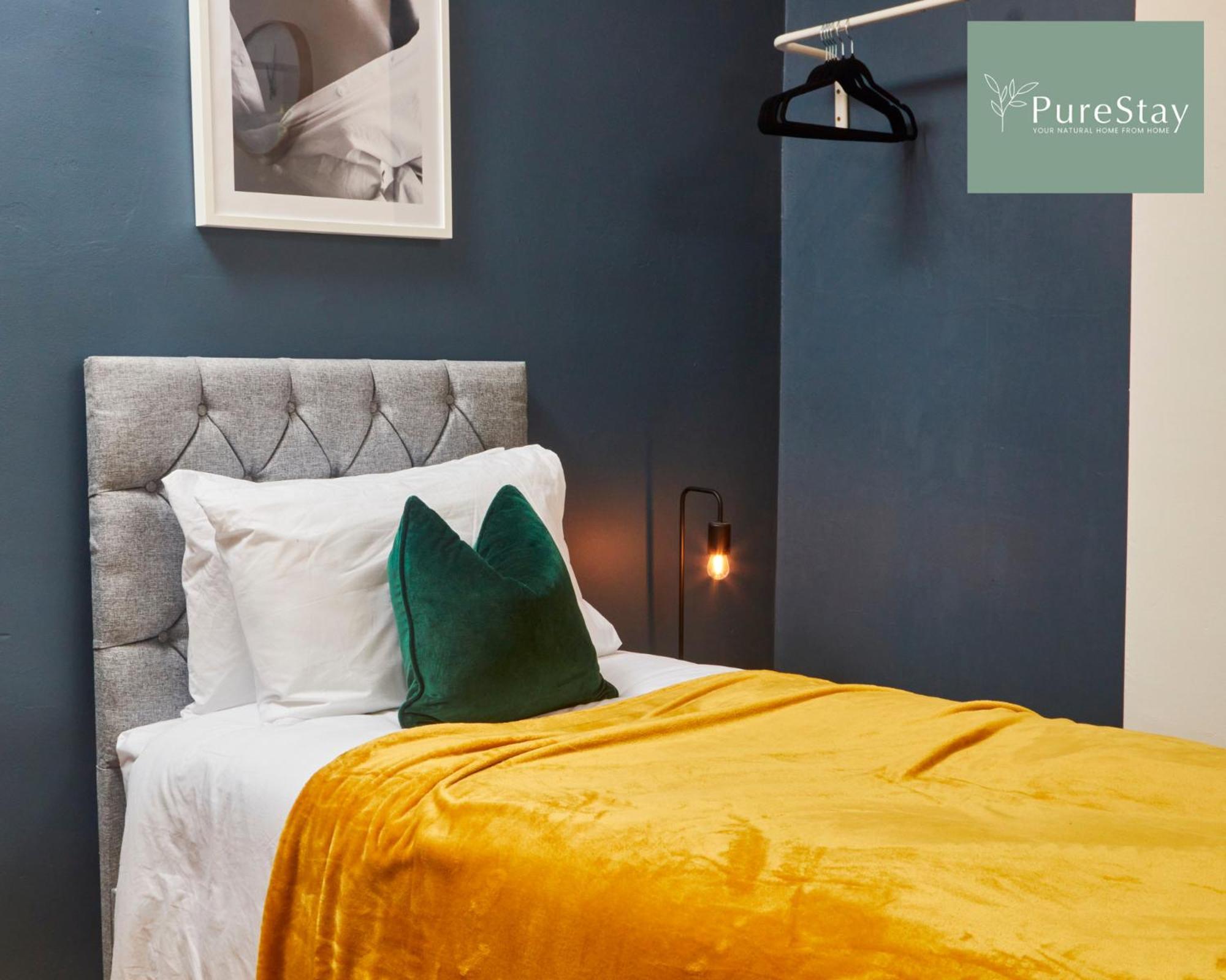 Holiday home Three Bedroom House By Purestay Short Lets & Serviced With Free Parking *