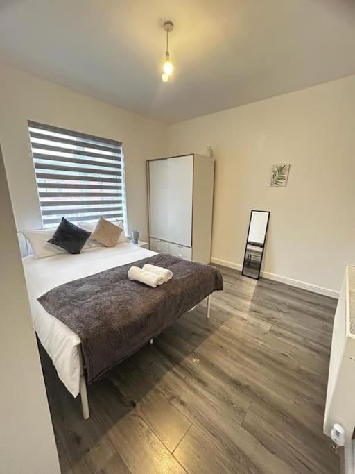 Lovely 5br In Manchester. Close To The Apartment *