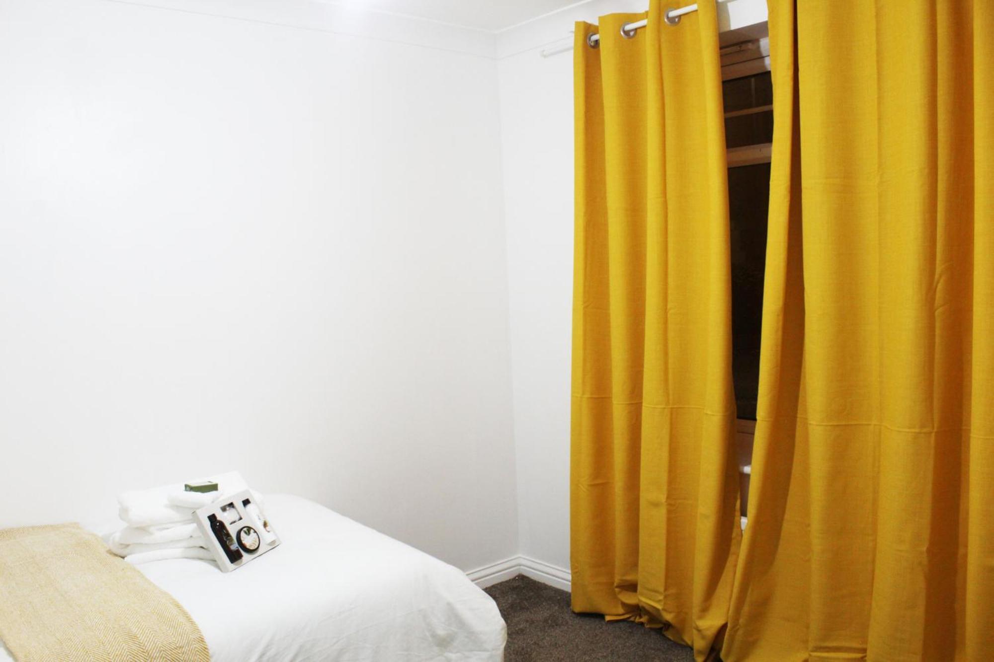 Cosy Spacious 4 Bedroom Town House With Shared Bathrooms, Living Space, Kitchen And Garden Apartment *