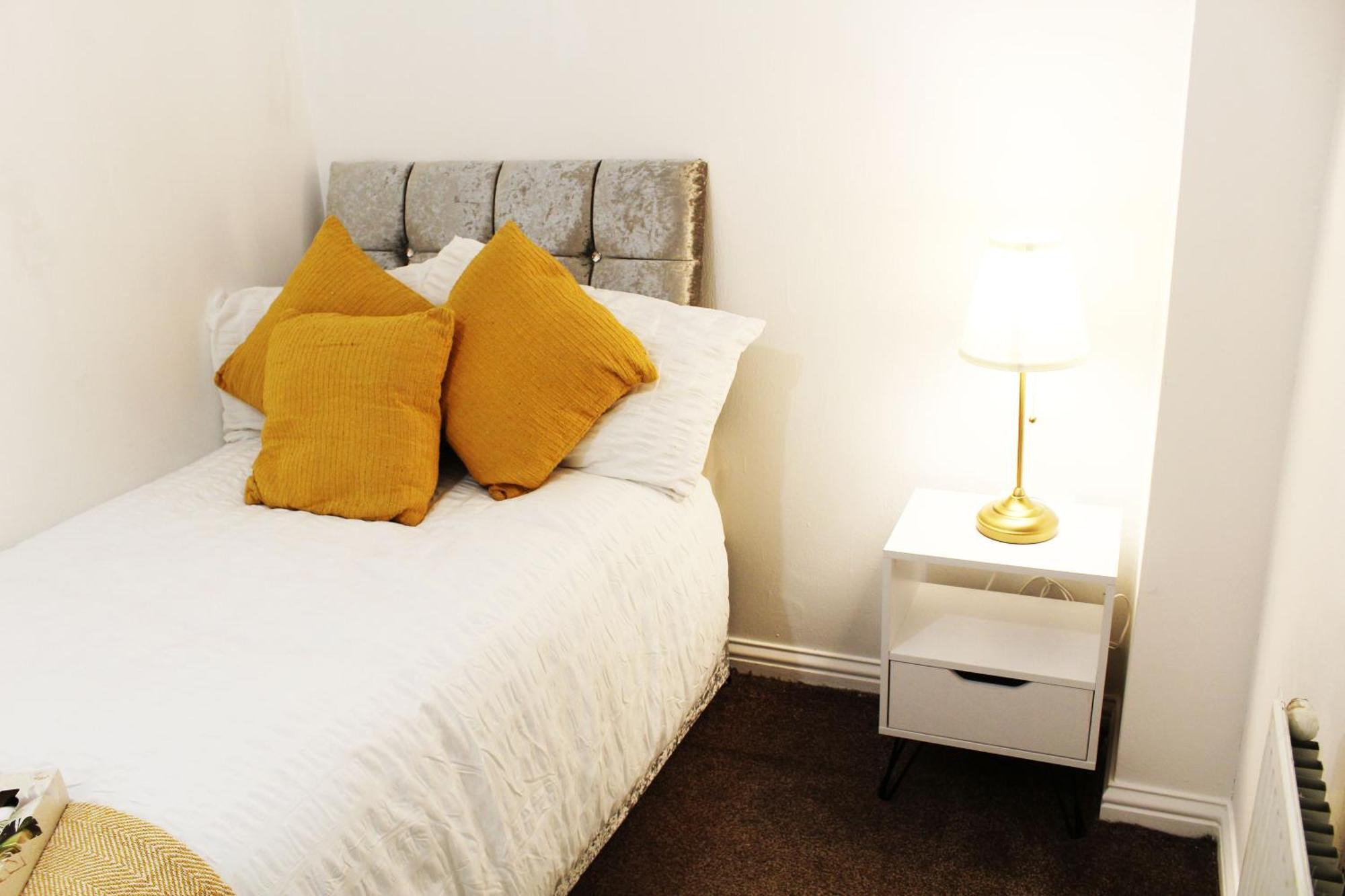 Cosy Spacious 4 Bedroom Town House With Shared Bathrooms, Living Space, Kitchen And Garden Apartment Manchester