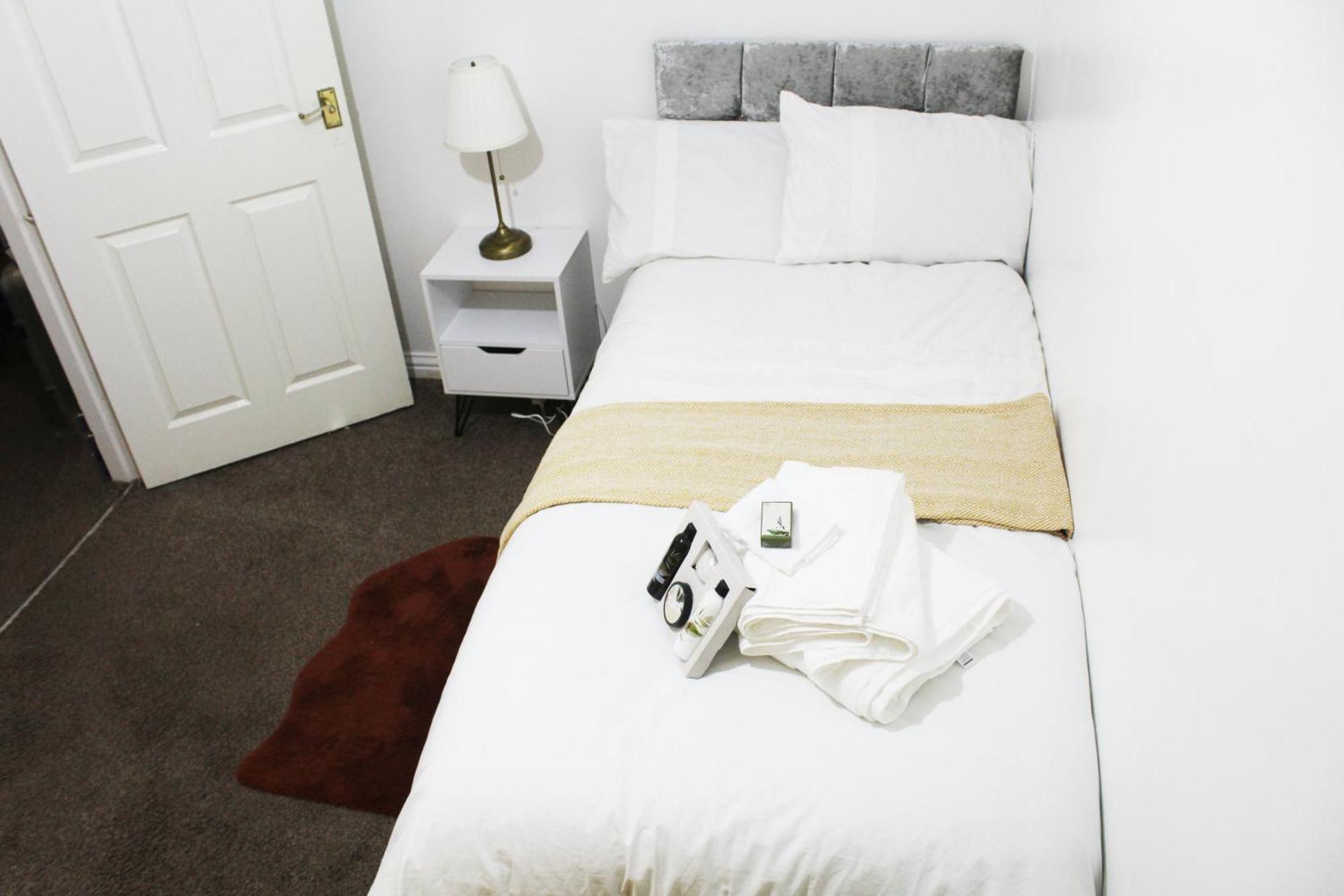 Cosy Spacious 4 Bedroom Town House With Shared Bathrooms, Living Space, Kitchen And Garden Apartment