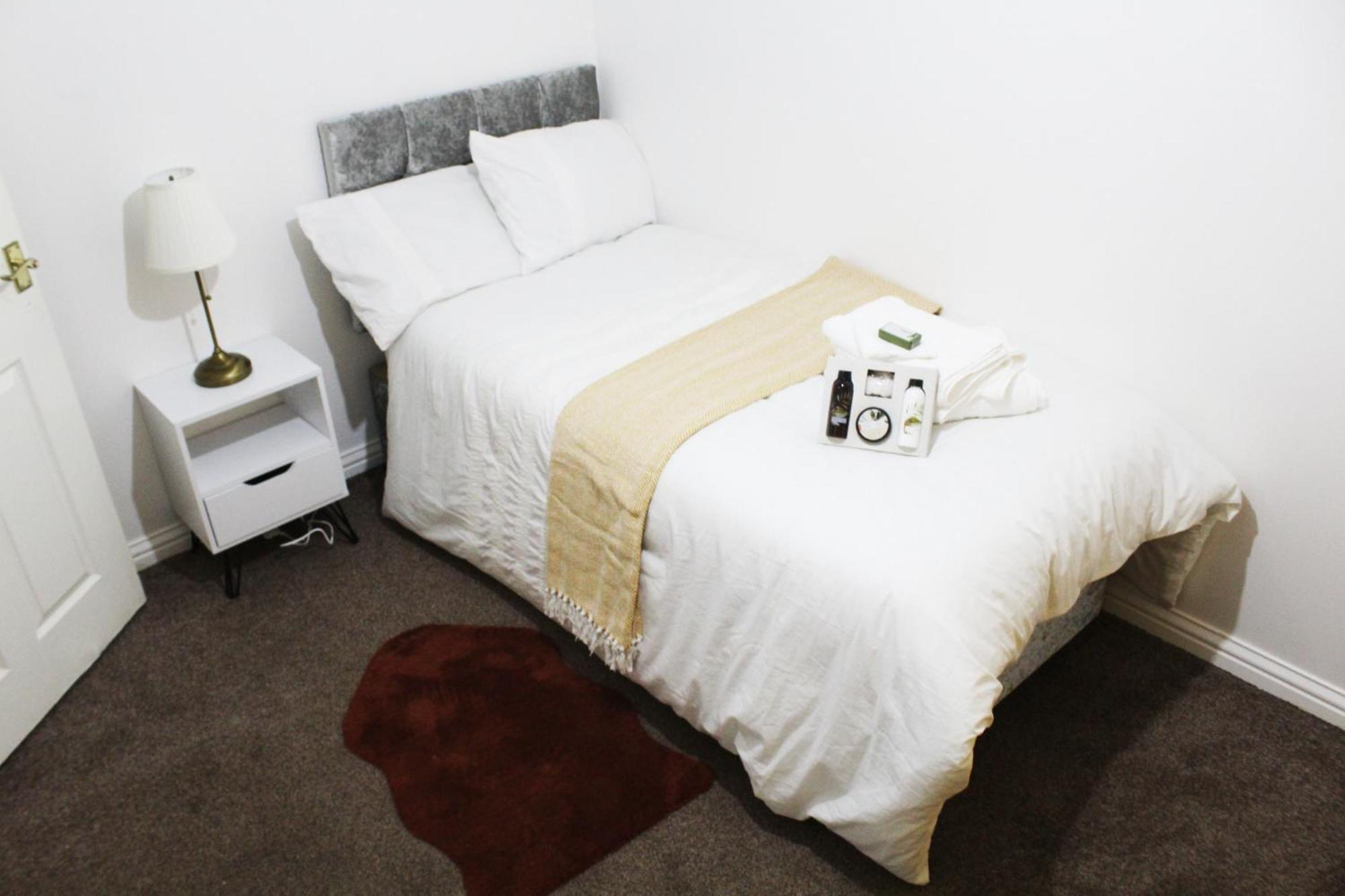 Apartment Cosy Spacious 4 Bedroom Town House With Shared Bathrooms, Living Space, Kitchen And Garden Manchester