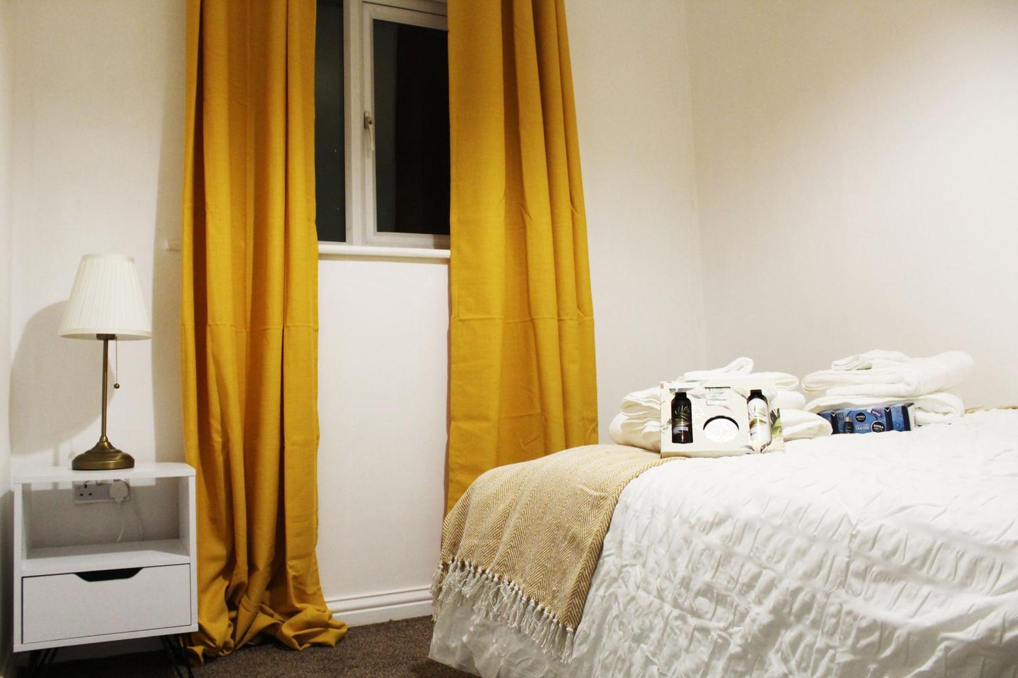 Apartment Cosy Spacious 4 Bedroom Town House With Shared Bathrooms, Living Space, Kitchen And Garden Manchester