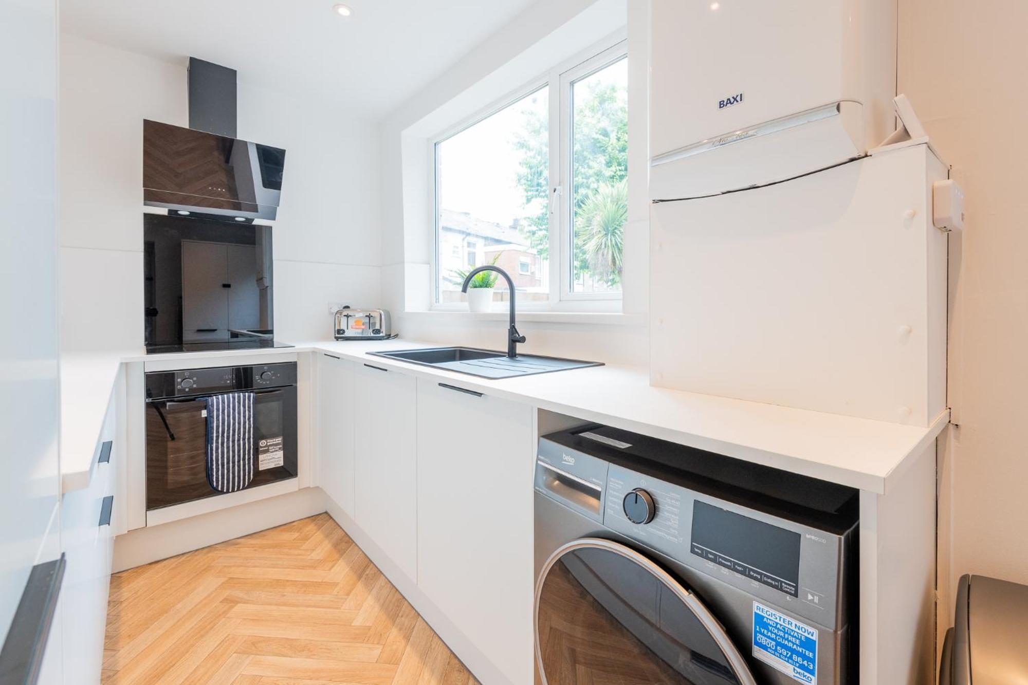 Apartment Modern Salford 3 Bedroom House, 3 Bathroom, Easy Access, Ideal For Contractors & Long - Nordstay *