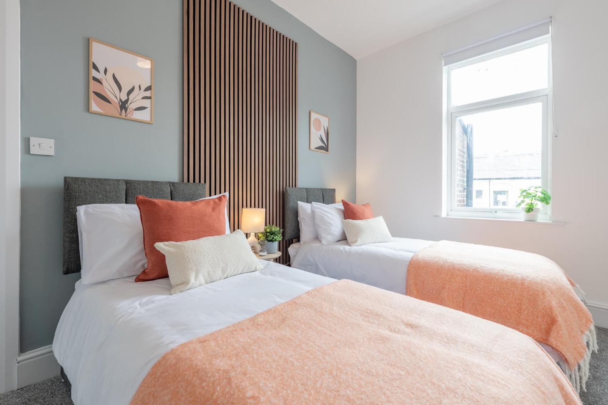 Modern Salford 3 Bedroom House, 3 Bathroom, Easy Access, Ideal For Contractors & Long - Nordstay *
