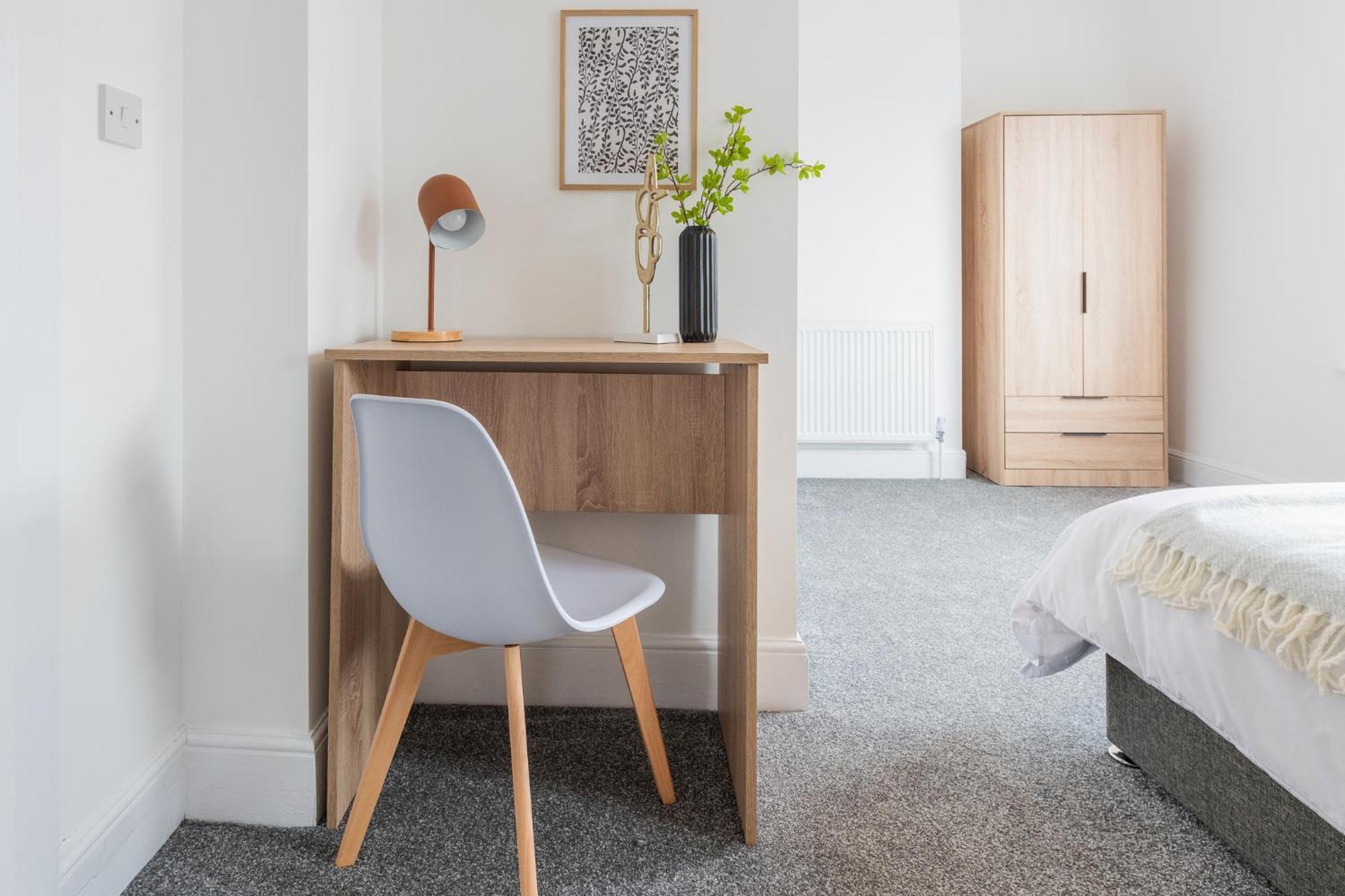 Modern Salford 3 Bedroom House, 3 Bathroom, Easy Access, Ideal For Contractors & Long - Nordstay Apartment *
