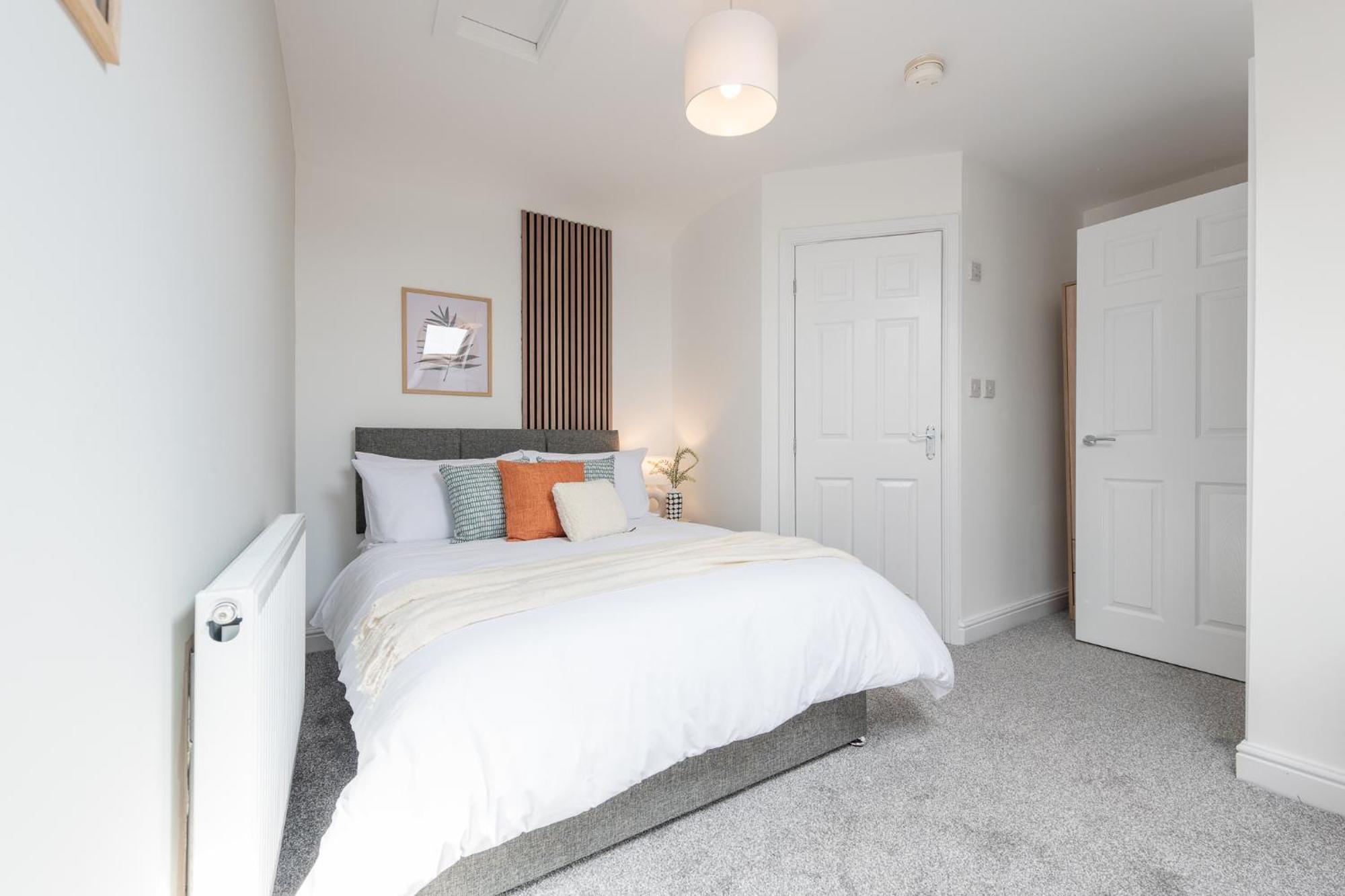 Modern Salford 3 Bedroom House, 3 Bathroom, Easy Access, Ideal For Contractors & Long - Nordstay