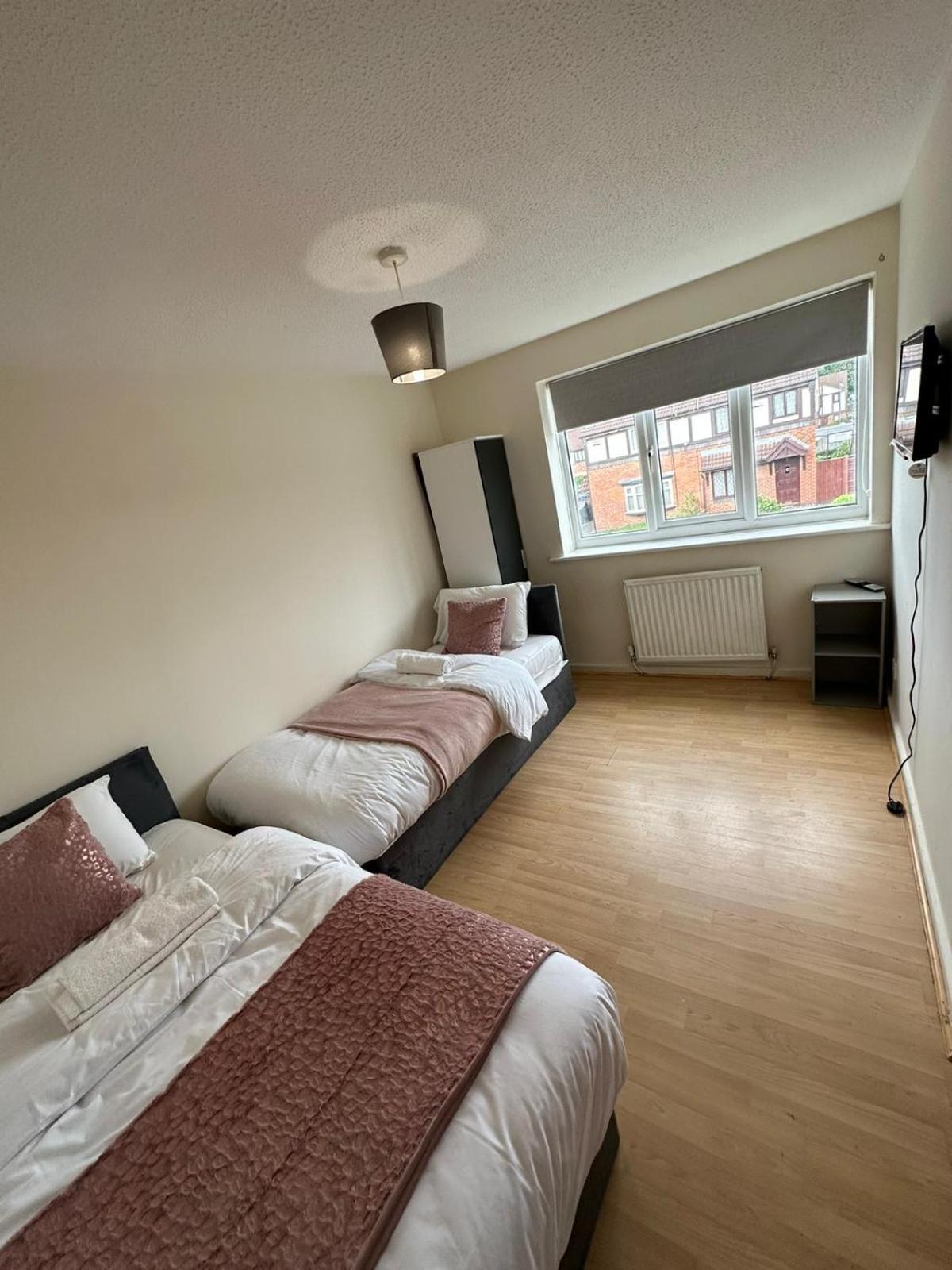 3 Bedroom Close To Stadium And Coop Live * Manchester