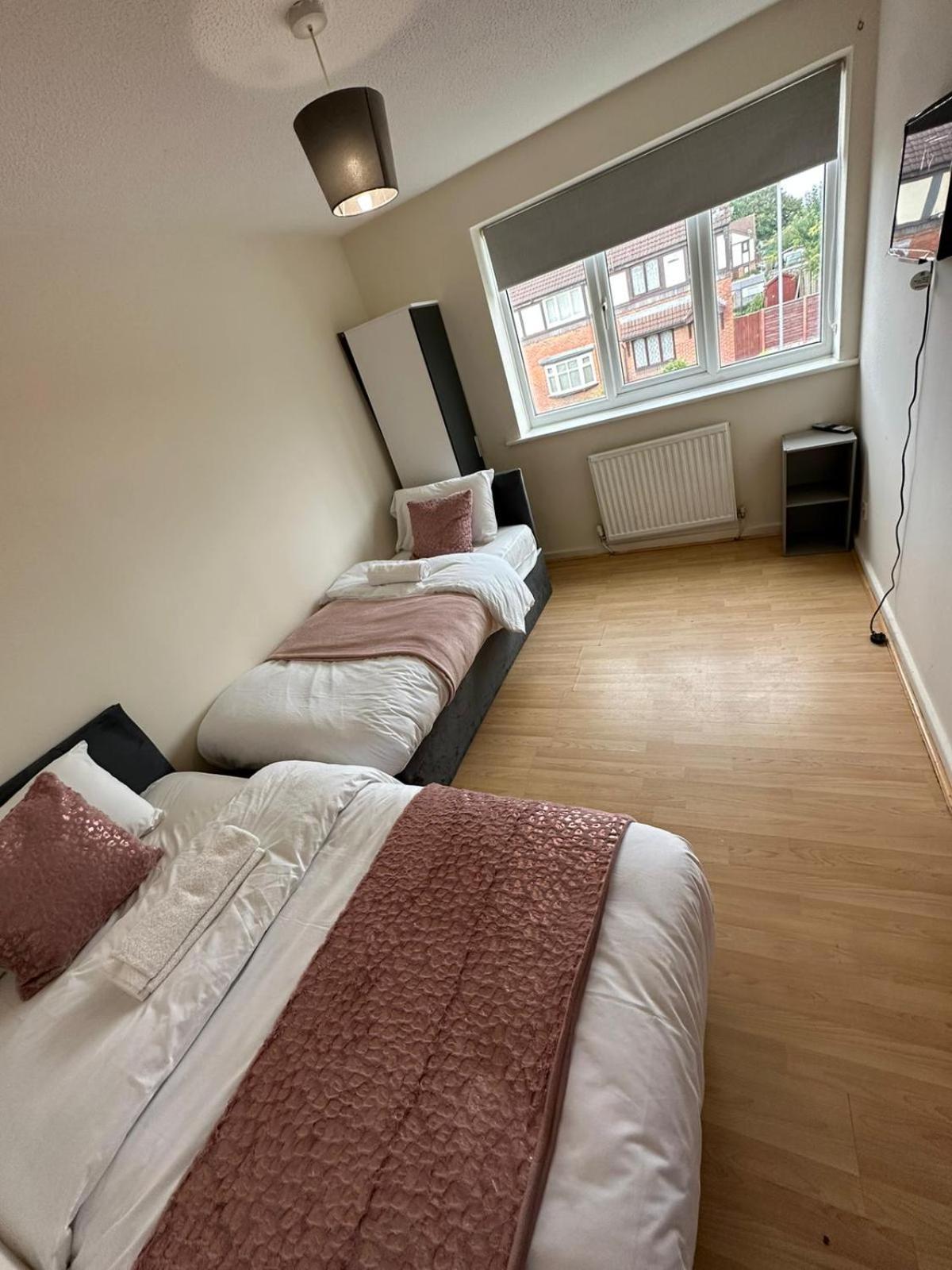 3 Bedroom Close To Stadium And Coop Live Apartment *