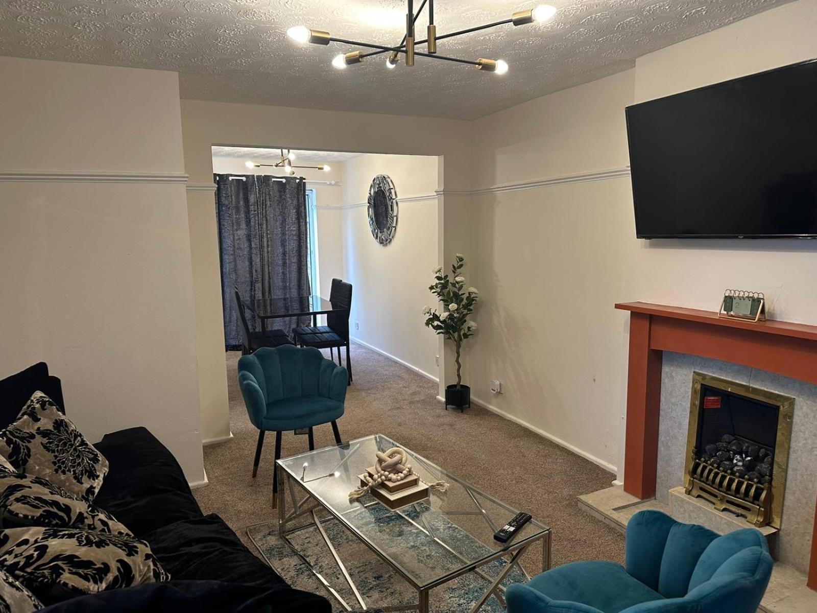 Apartment 3 Bedroom Close To Stadium And Coop Live