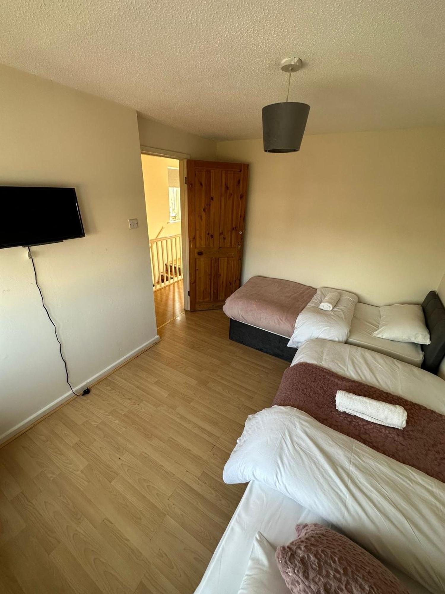 3 Bedroom Close To Stadium And Coop Live Apartment