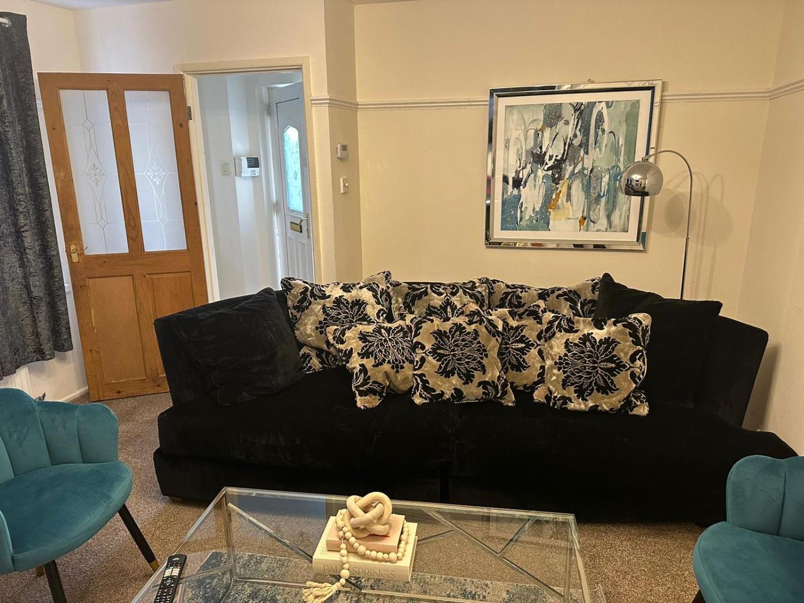 Apartment 3 Bedroom Close To Stadium And Coop Live *