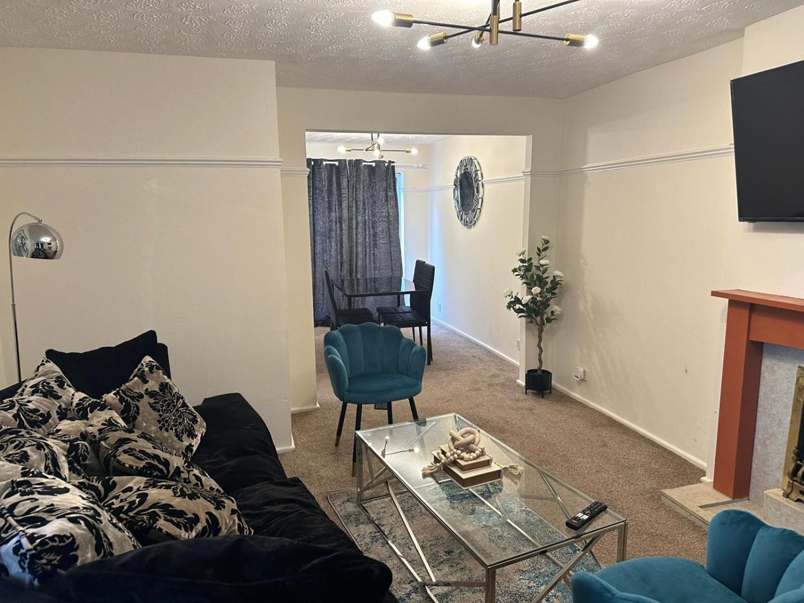 3 Bedroom Close To Stadium And Coop Live *