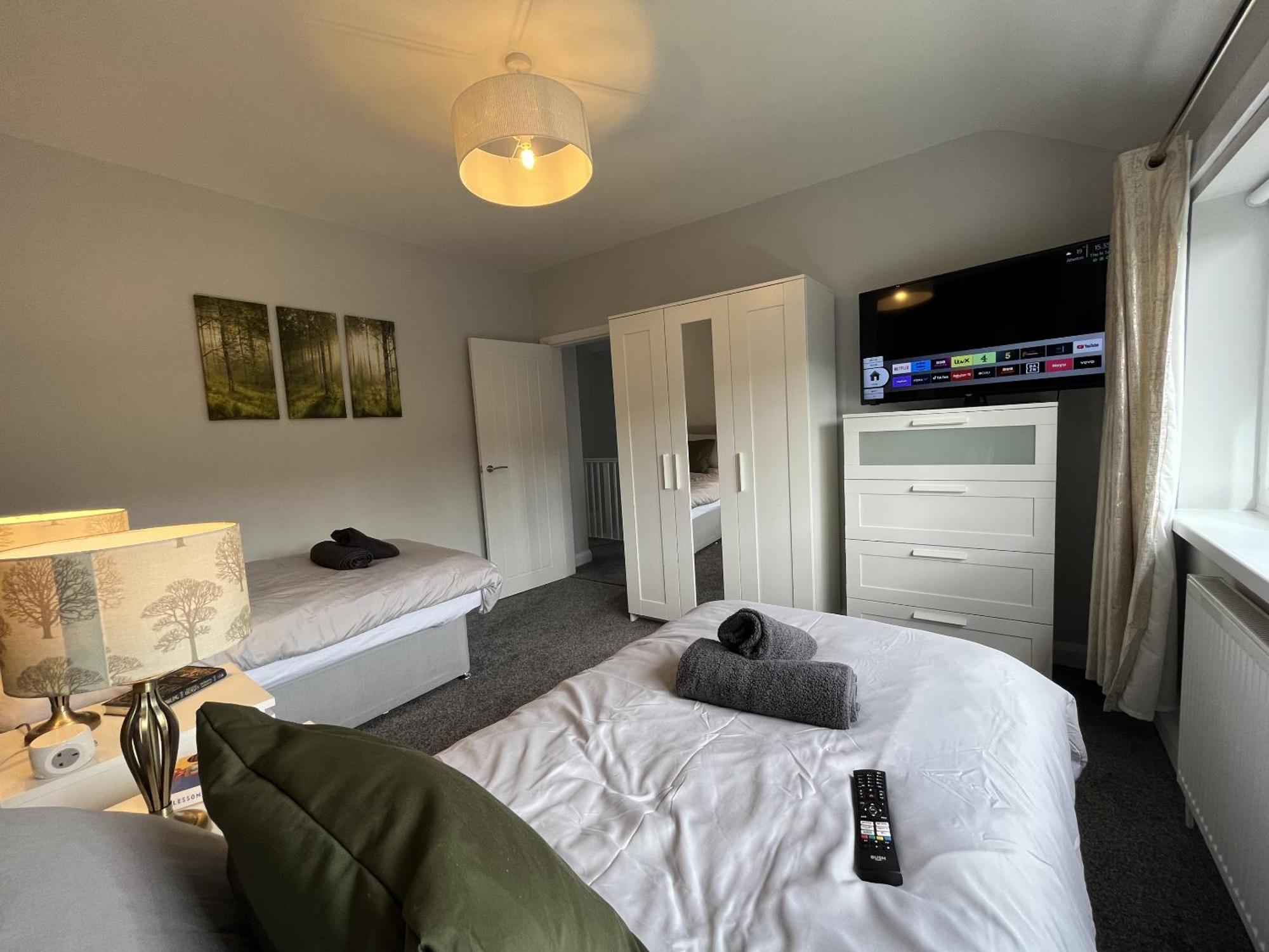 Holiday home Modern 3-bed Stay-away-home Sleeps 6 Nr