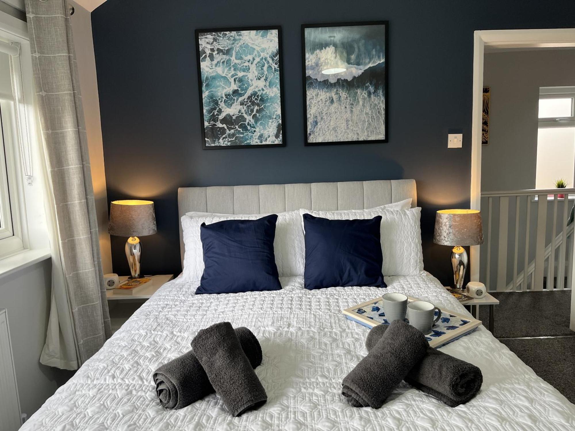 Modern 3-bed Stay-away-home Sleeps 6 Nr Holiday home Manchester