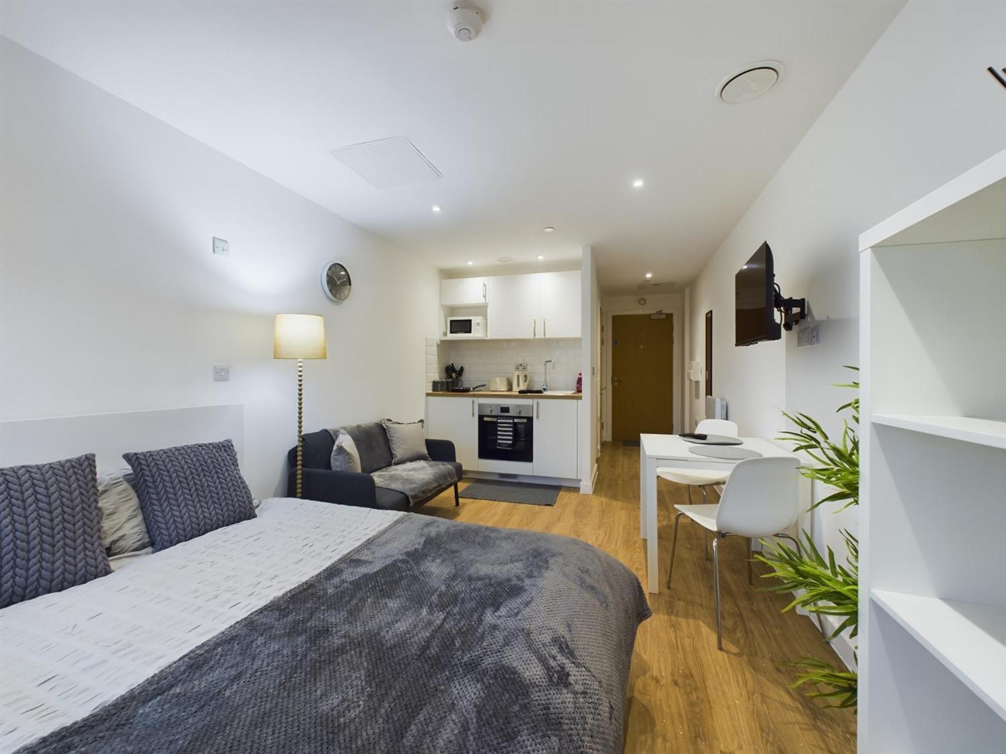 Comfortable In Cheltenham Apartment *