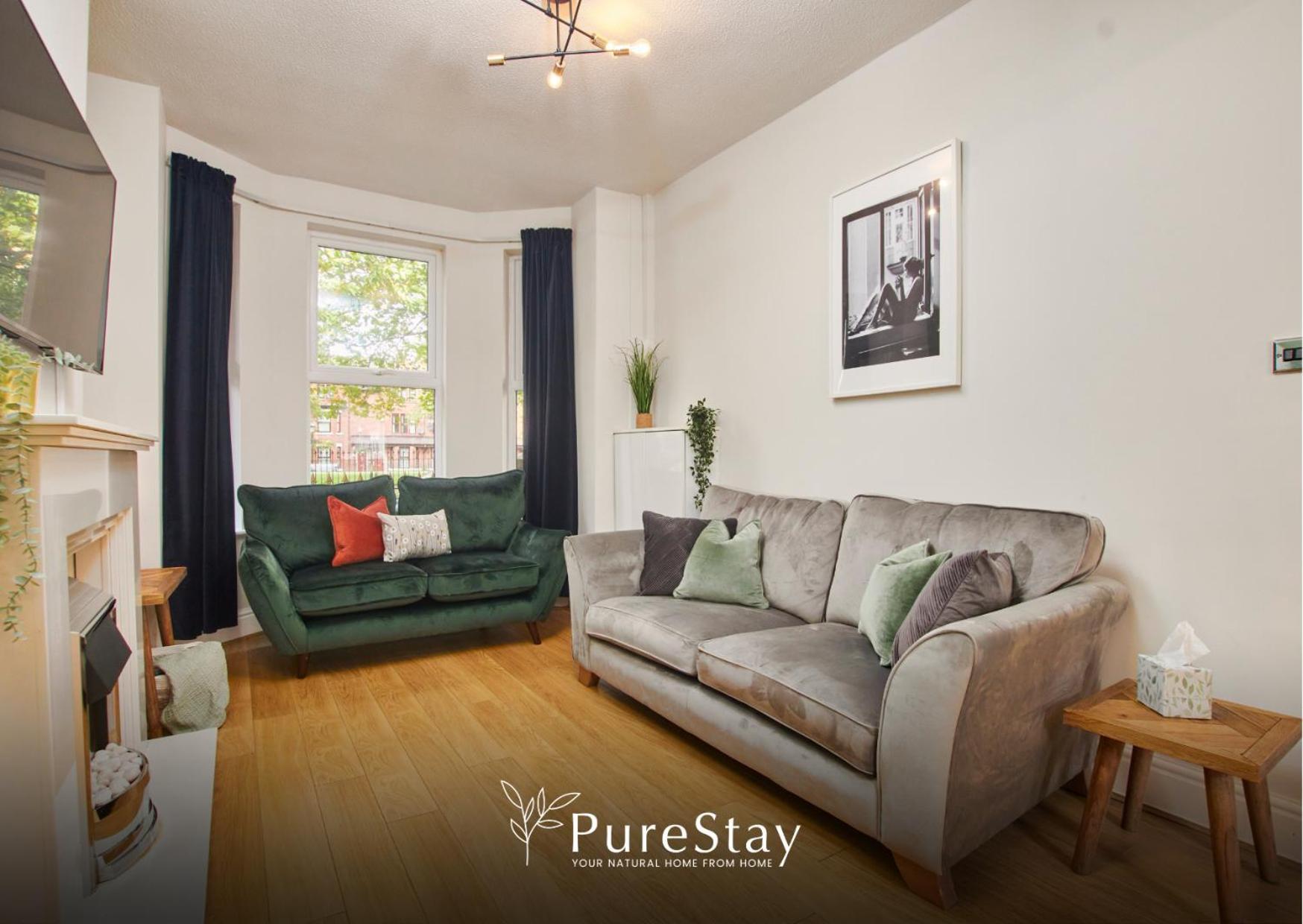 Three Bedroom House By Purestay Short Lets & Serviced With Free Parking Holiday home Manchester