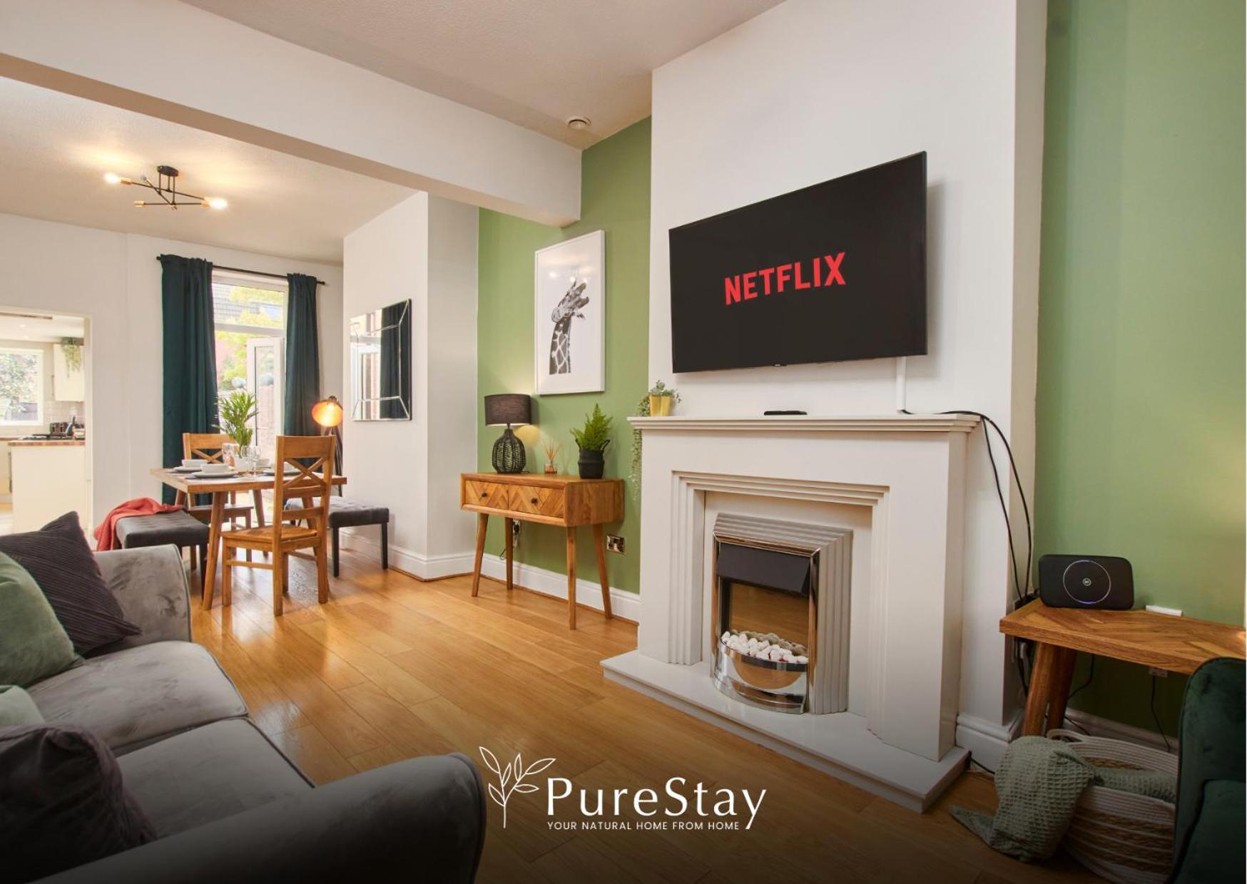 Three Bedroom House By Purestay Short Lets & Serviced With Free Parking Holiday home