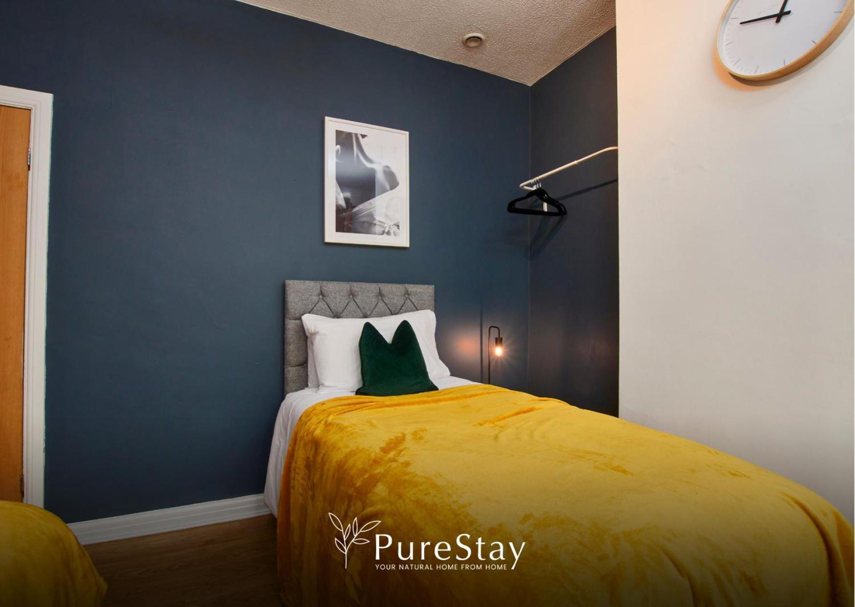 Holiday home Three Bedroom House By Purestay Short Lets & Serviced With Free Parking *