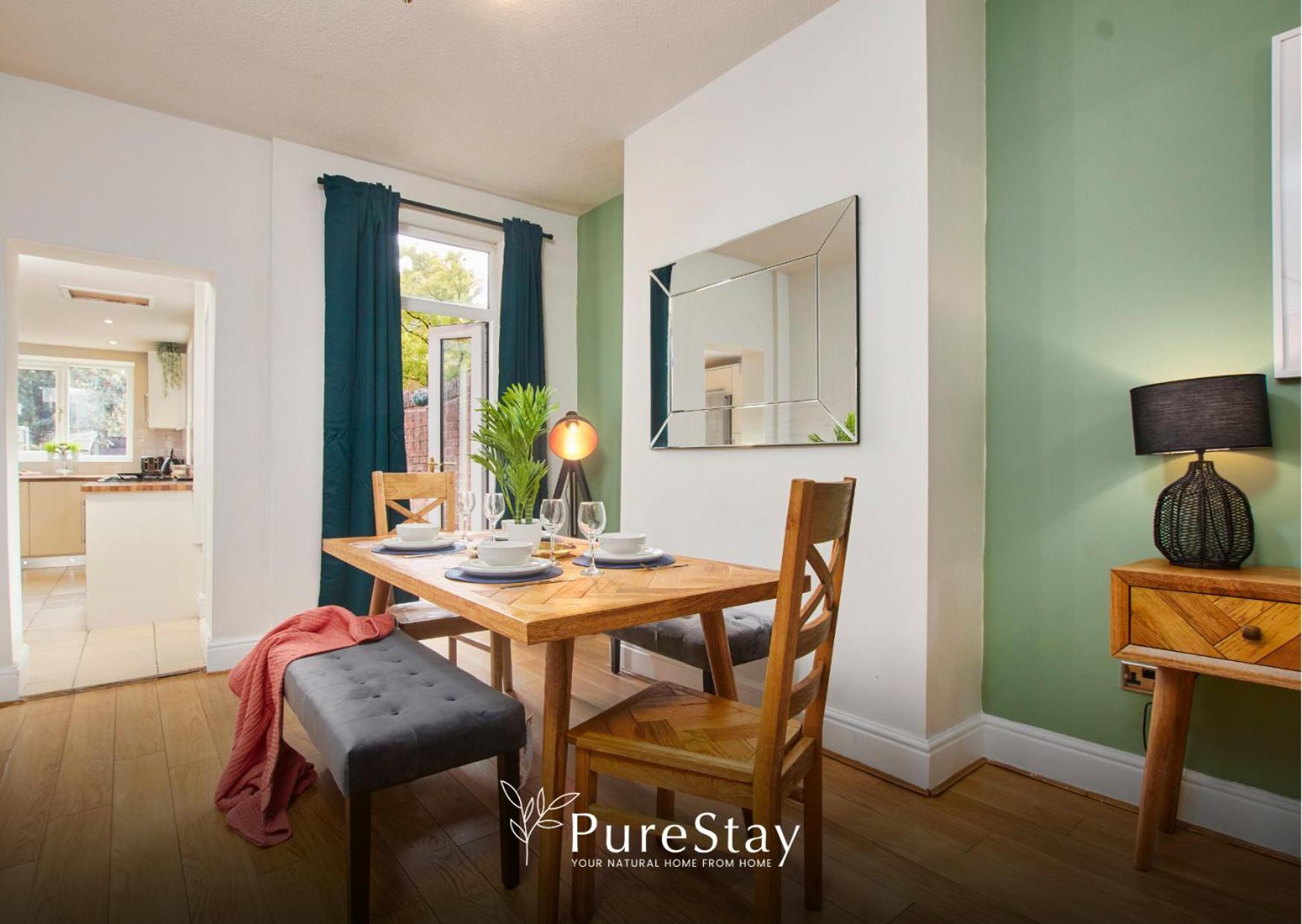Three Bedroom House By Purestay Short Lets & Serviced With Free Parking Holiday home Manchester