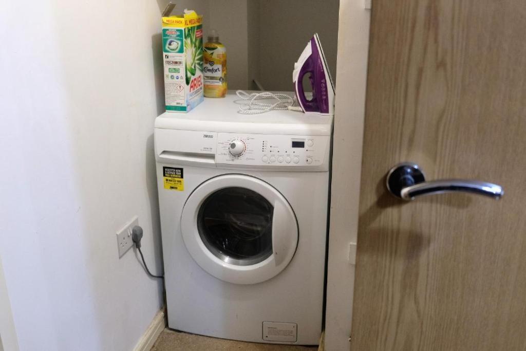 Bright 1 Bedroom Flat With Parking & Wifi For 3 Guests - Salford Uni, Victoria Station, Ao Arena Manchester
