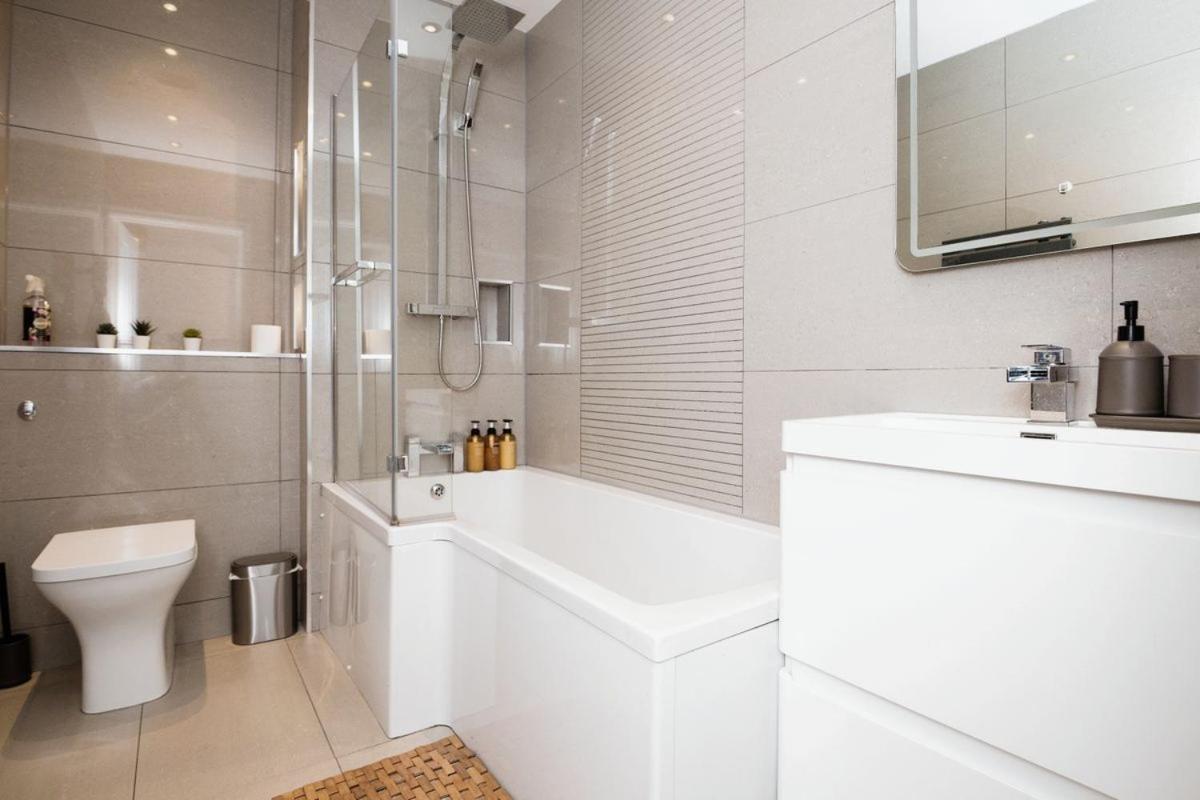 Modern Rooms In 4-Bed House - Walking Distance To Coop Live ,Etihad, Ancoats And City Centre *