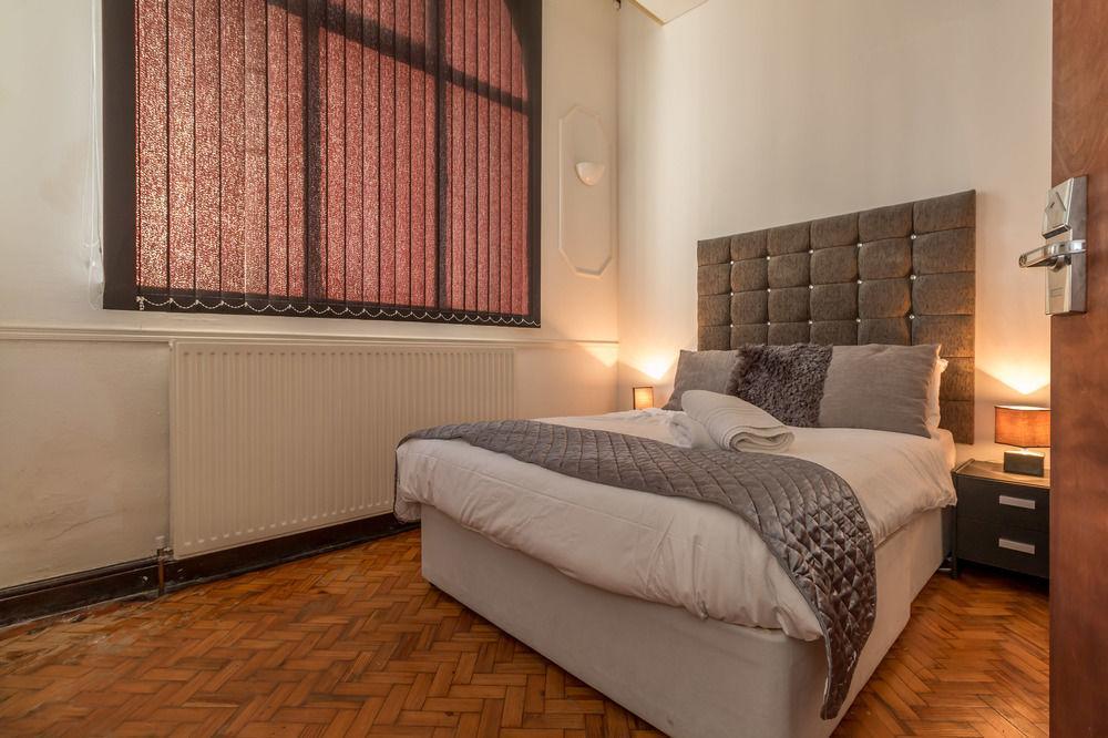 Ashton House Hostel *