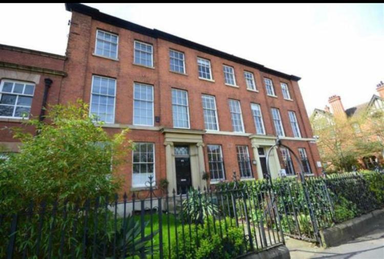 Manchesters Ultimate House - Hot Tub - Sleeps 23! Holiday home Manchester