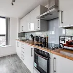 Stunning 2 Bed Apt With Free Parking Close To Cc