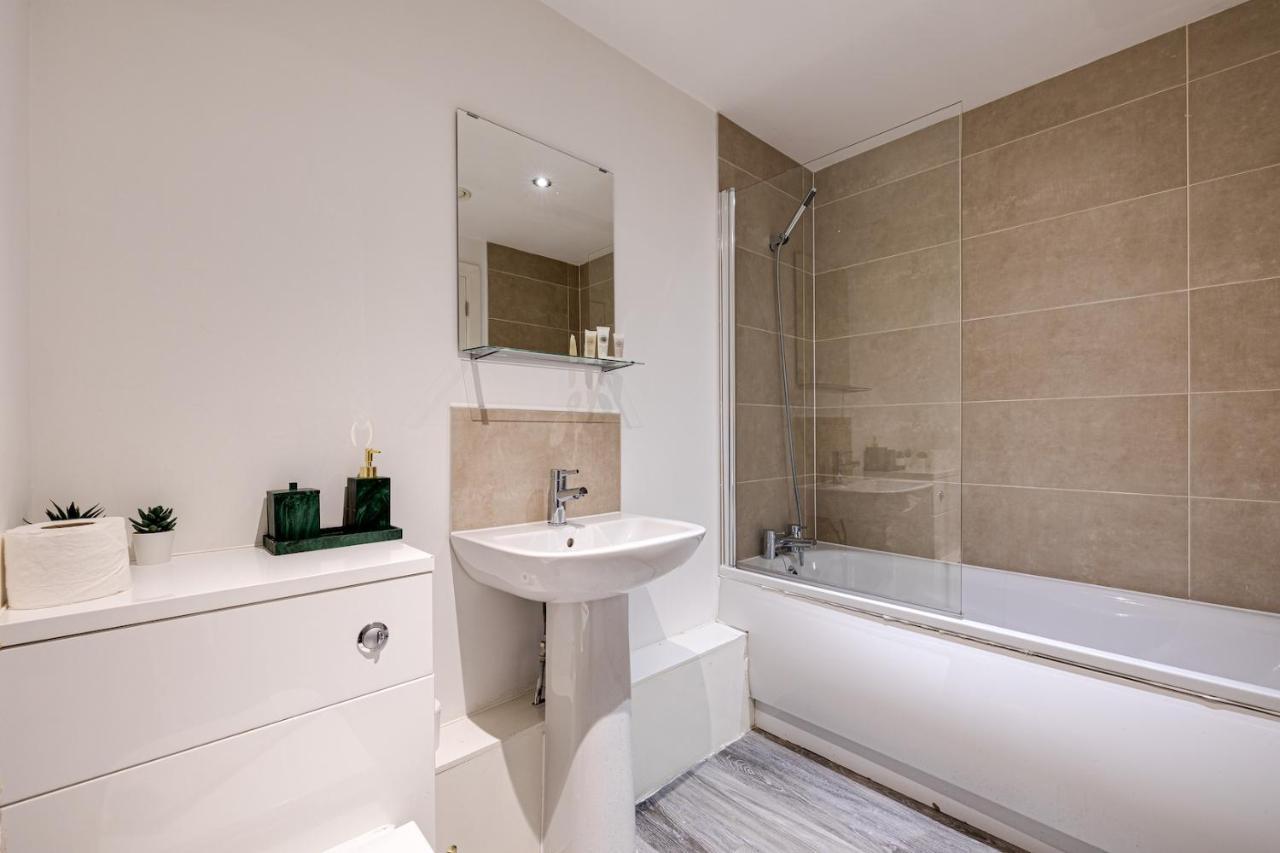Stunning 2 Bed With Free Parking Close To Cc Apartment Manchester