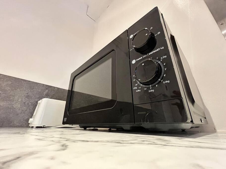 Spacious 1-bed In Stretford Apartment