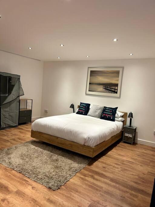 Apartment Spacious 1-bed In Stretford *