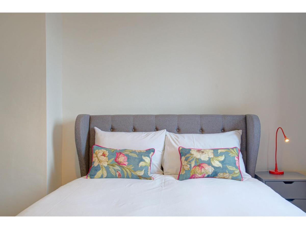 Holiday home Gorgeous 3 Bed Near Airport *