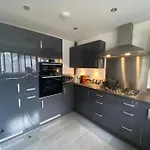 New Modern King Size Room With Ensuite And Parking