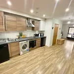 Spacious 5 Bed Townhouse Manchester, Salford Qauys - Two Bedroom With Parking