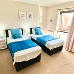 Spacious 5 Bed Townhouse Manchester, Salford Qauys - Two Bedroom With Parking