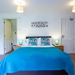5 Bed House 15 Min From Manchester! With Free Parking!