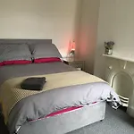 Modern House Accomdts 8 Adults, Double Bedrooms, Free Parking & Wifi, Close To Tram