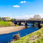 Vidale Court, 3 Bedroom House With River Irwell View, Sleeps 6