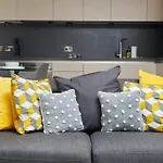 Lovely Apartment - Private Parking - Stadium Views