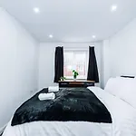 Luxury 3 Bedroom House Close To Manchester Center