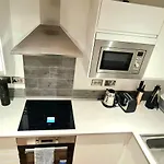 1-Bedroom Aprt In Salford- Freeparking- Sleeps3
