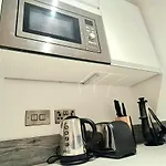1-Bedroom Aprt In Salford- Freeparking- Sleeps3