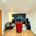 1-Bedroom Aprt In Salford- Freeparking- Sleeps3