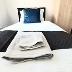 Salford Ark Comfort Stays Near Salford Royal And Trafford Centre